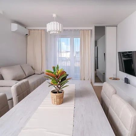 Beige Harmony For Family & Business With Parking And Ac By Uniquerent Апартаменты *