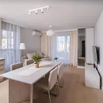 Beige Harmony For Family & Business With Parking And Ac By Uniquerent شقة *