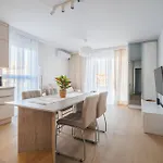 Beige Harmony For Family & Business With Parking And Ac By Uniquerent * فروتسواف