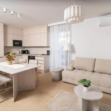 Beige Harmony For Family & Business With Parking And Ac By Uniquerent * فروتسواف