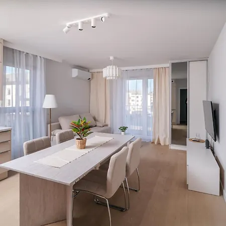 Beige Harmony For Family & Business With Parking And Ac By Uniquerent شقة *