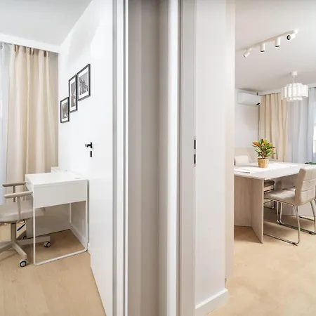 شقة Beige Harmony For Family & Business With Parking And Ac By Uniquerent فروتسواف