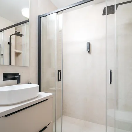شقة Beige Harmony For Family & Business With Parking And Ac By Uniquerent