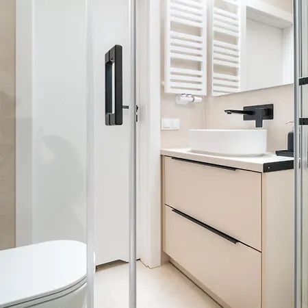 Beige Harmony For Family & Business With Parking And Ac By Uniquerent * فروتسواف