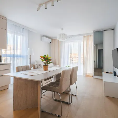 Beige Harmony For Family & Business With Parking And Ac By Uniquerent * فروتسواف