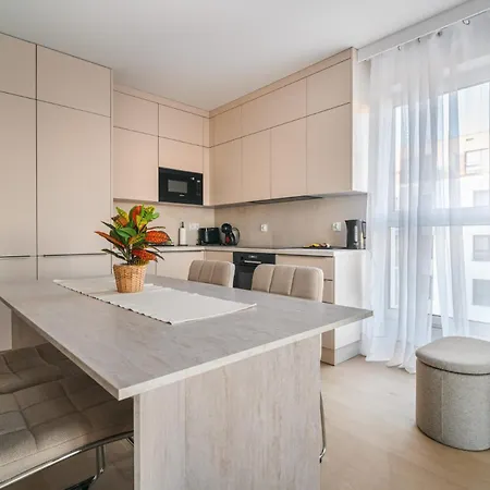 Beige Harmony For Family & Business With Parking And Ac By Uniquerent * فروتسواف