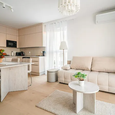 Beige Harmony For Family & Business With Parking And Ac By Uniquerent شقة *