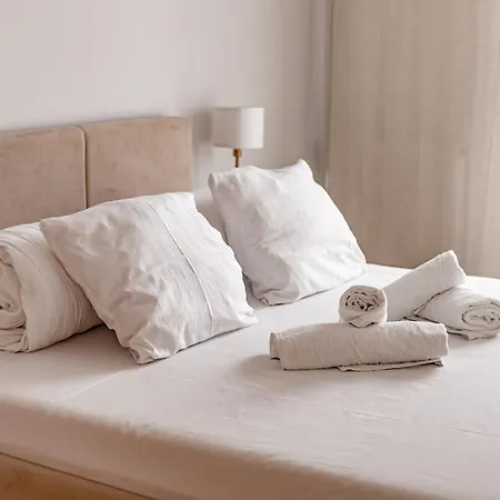 Beige Harmony For Family & Business With Parking And Ac By Uniquerent شقة فروتسواف