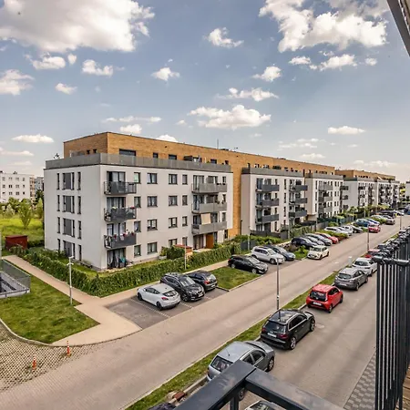 Beige Harmony For Family & Business With Parking And Ac By Uniquerent * فروتسواف